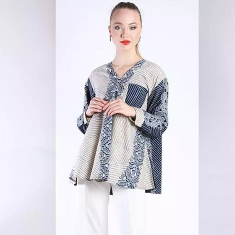 Blouse Batik dengan Potongan Modern