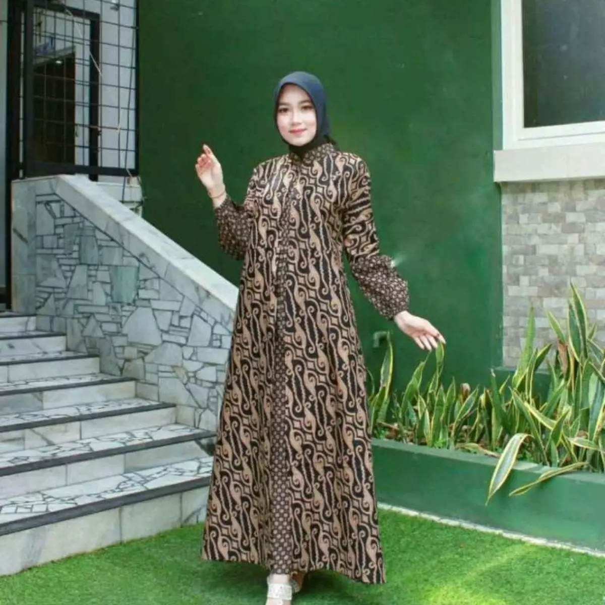 1. Gamis Batik dengan Sentuhan Modern